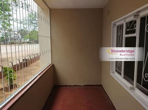 Is situated in Central Suburb of the CBD, Consist of 1 bathroom, open plan lounge with aircon and kitchen. . Flat to rent in bulawayo cbd